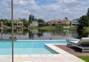 Hermosa casa lago, piscina en barrio privado Tigre